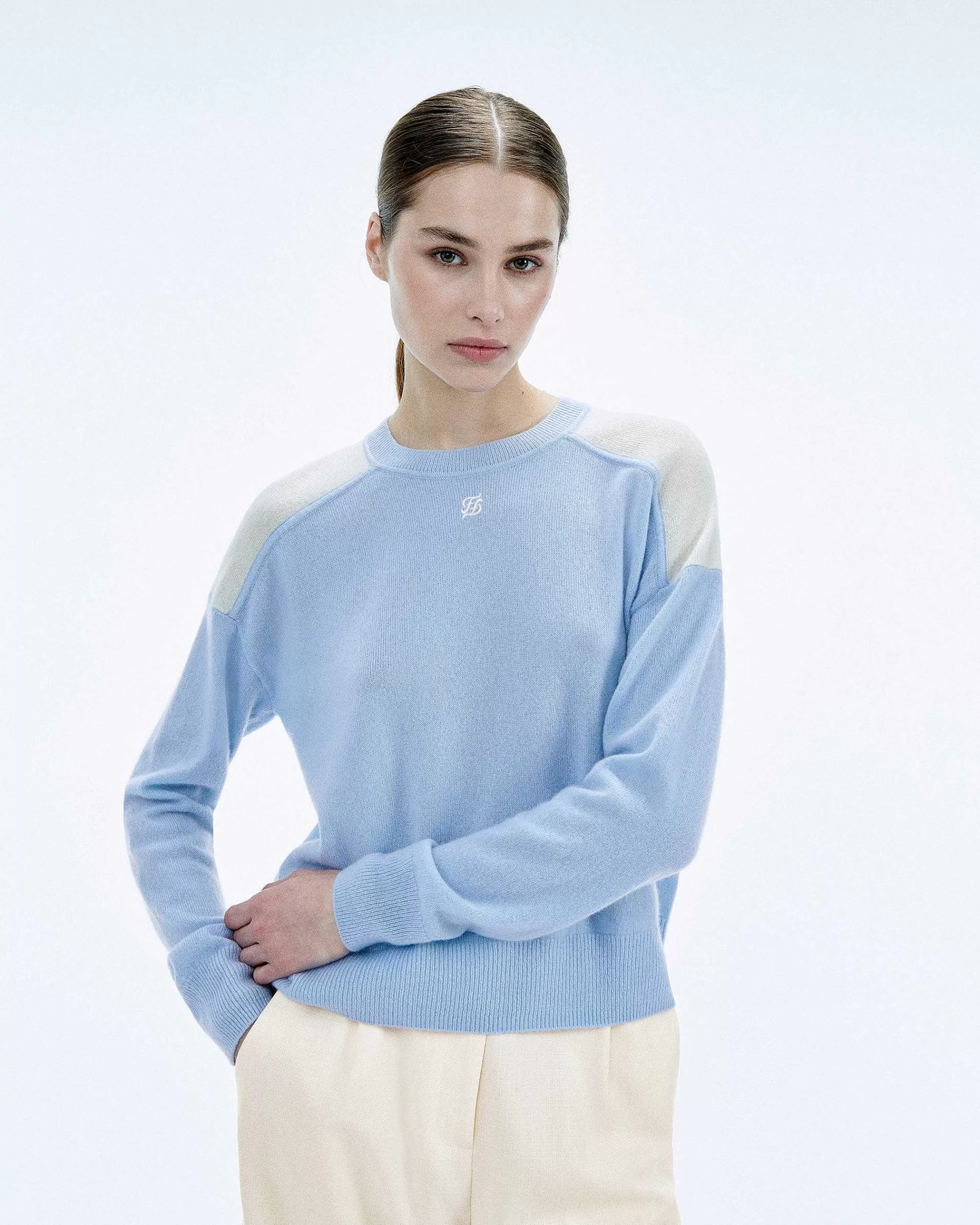 Fashion FROM FUTURE Pull Col Rond Bicolore Et Broderie Baby Blue
