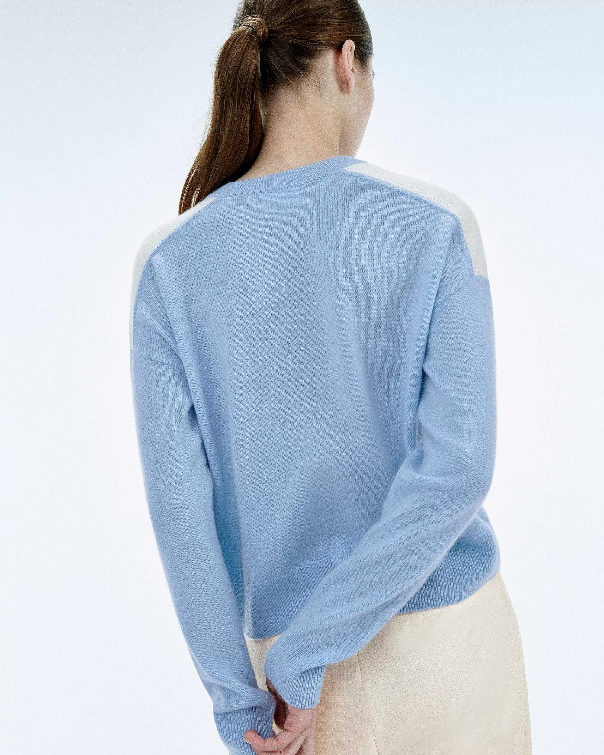 Fashion FROM FUTURE Pull Col Rond Bicolore Et Broderie Baby Blue